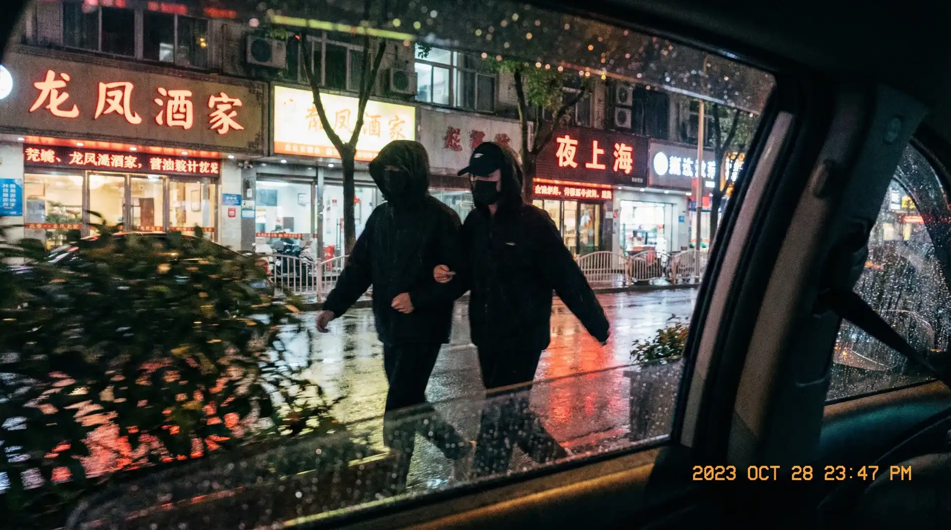 啄木鸟法国 - 顶流明星深夜密会现场抓拍照片